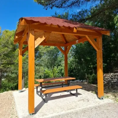 Sjenica I Picnic Stol S Klupama 768x1024